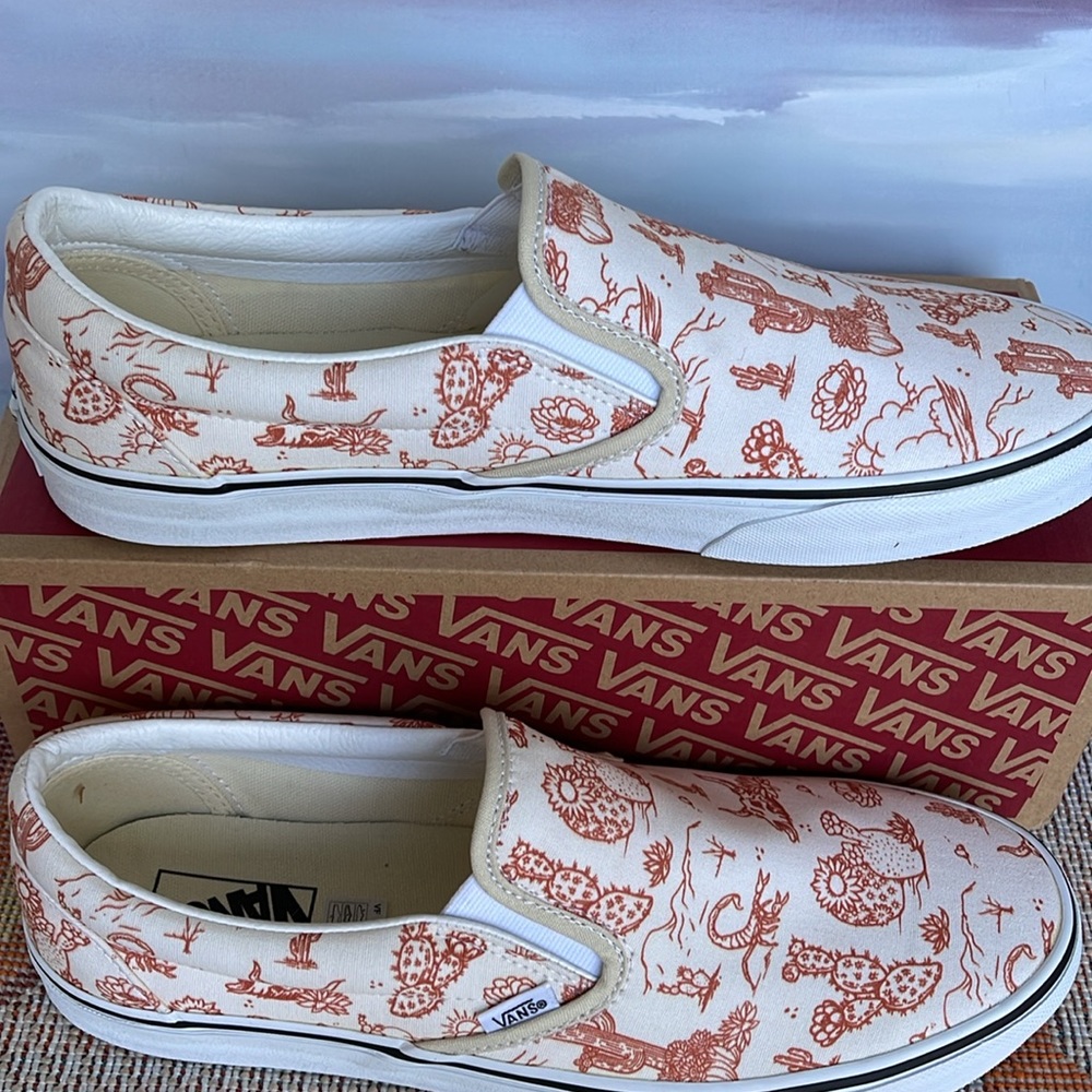 Vans Men’s Classic Slip-On 
Desert Vibes Turtledove/Tr Wht
VN0A5JLX8NL
Sneakers - Picture 2 of 16